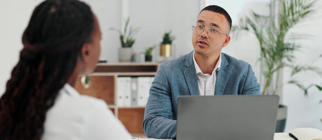 Headhunter en Lima entrevista a una candidata para un cargo ejecutivo