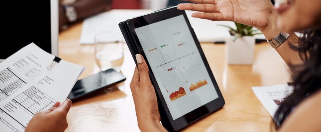 Equipo revisando en una tablet los reportes de planilla y costos laborales de una empresa en Perú